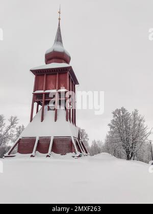 Uno scatto panoramico della Chiesa di Kiruna in una giornata nevosa in Svezia Foto Stock