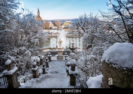 Der Europa-Steg über die Salzach im Winter, verbindet Deutschland mit Österreich, Laufen mit Oberndorf, an dieser stelle gab es Jahrhunderte lang bere Foto Stock