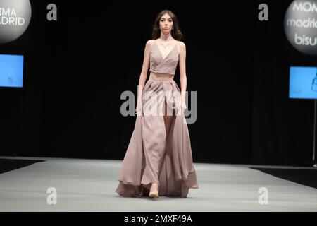 Madrid, Spagna. 03rd Feb, 2023. Un modello cammina sulla pista alla sfilata di moda Marca MUBRI durante la settimana della moda MoMad Madrid all'Ifema di Madrid. Credit: SOPA Images Limited/Alamy Live News Foto Stock