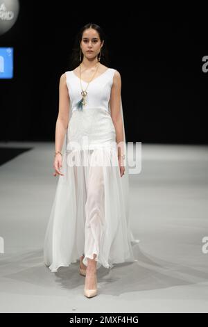 Madrid, Spagna. 03rd Feb, 2023. Un modello cammina sulla pista alla sfilata di moda Marca MUBRI durante la settimana della moda MoMad Madrid all'Ifema di Madrid. Credit: SOPA Images Limited/Alamy Live News Foto Stock