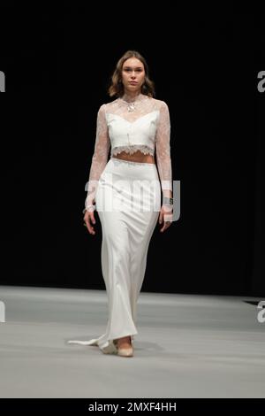 Madrid, Spagna. 03rd Feb, 2023. Un modello cammina sulla pista alla sfilata di moda Marca MUBRI durante la settimana della moda MoMad Madrid all'Ifema di Madrid. Credit: SOPA Images Limited/Alamy Live News Foto Stock