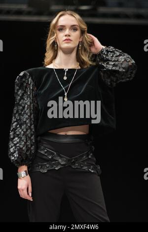 Madrid, Spagna. 03rd Feb, 2023. Un modello cammina sulla pista alla sfilata di moda Marca MUBRI durante la settimana della moda MoMad Madrid all'Ifema di Madrid. Credit: SOPA Images Limited/Alamy Live News Foto Stock