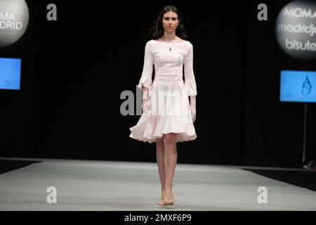 Madrid, Spagna. 03rd Feb, 2023. Un modello cammina sulla pista alla sfilata di moda Marca MUBRI durante la settimana della moda MoMad Madrid all'Ifema di Madrid. (Foto di Atilano Garcia/SOPA Images/Sipa USA) Credit: Sipa USA/Alamy Live News Foto Stock