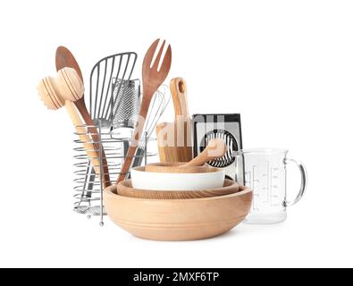 Set di diversi utensili da cucina e piatti su sfondo bianco Foto Stock