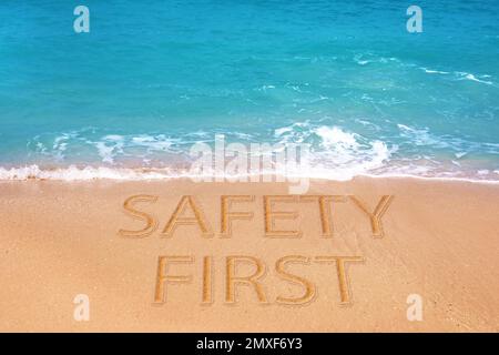 La sicurezza prima di tutto. Vista pittoresca della bellissima spiaggia di sabbia nelle giornate di sole Foto Stock