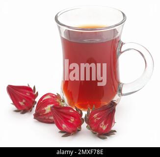 Tè Roselle in tazza trasparente con frutta fresca biologica Foto Stock