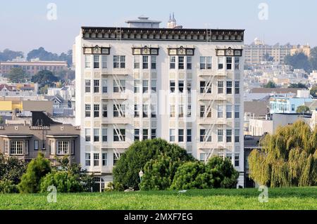 Questa immagine presenta un grandioso edificio storico a San Francisco, noto per la sua architettura dettagliata e la sua presenza iconica. Foto Stock