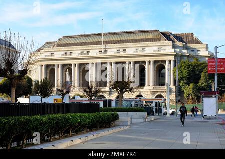 Il San Francisco War Memorial Opera House, uno storico edificio Beaux-Arts con grandi colonne e finestre ad arco, è un importante punto di riferimento culturale. Foto Stock