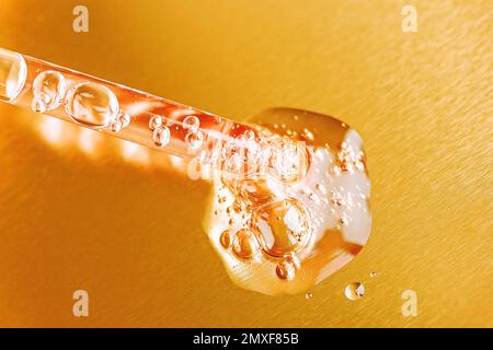 Pipettare con siero, gel, olio o altro prodotto cosmetico. Prodotto di bellezza trendy per la cura del corpo con peptidi, ceramidi, acido ialuronico. Foto Stock