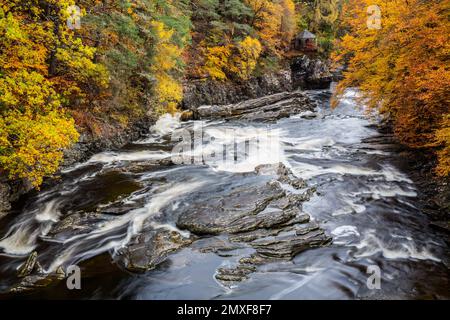 L'acqua che scorre sotto il ponte di Invermoriston cade nelle Highlands scozzesi. Foto Stock