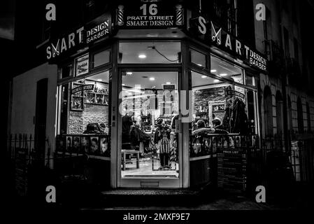 Parrucchieri, ripresa notturna, guardando nel Barbiere, Pratt Street, Londra. Foto Stock