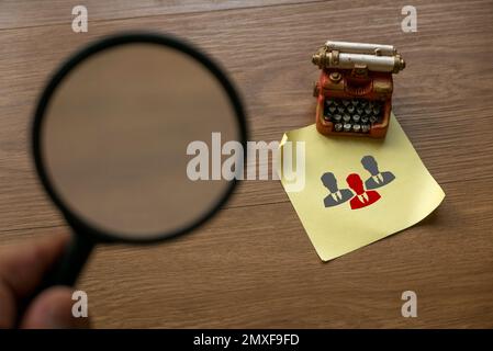 Concetto di risorsa umana. Una mano che tiene alla ricerca di un candidato per un lavoro. Foto Stock