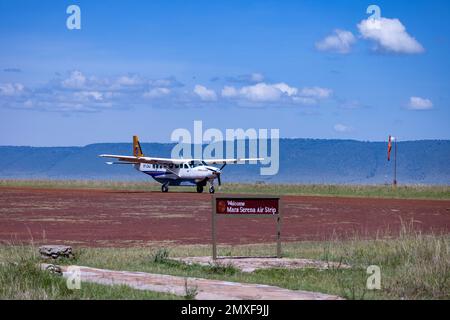 5y-CAJ - 1994 CESSNA CARAVAN 208B GRAND, Mombasa Air Safari, presso la pista di atterraggio di Masai Serena, Kenya Foto Stock