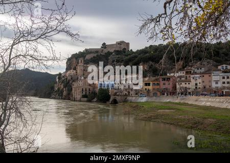 Il villaggio di Miravet al fiume Ebro in Tarragona Catalogna Spagna Foto Stock