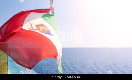 La bandiera italiana sbatte nel vento. Il simbolo dell'italia a bordo di una nave in mare. Riprese FullHD di alta qualità . Verticale Foto Stock