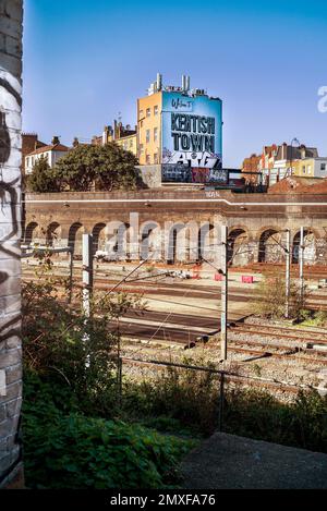 "Benvenuti a Kentish Town". Vista della ferrovia, Kentish Town, Londra, Regno Unito, Foto Stock