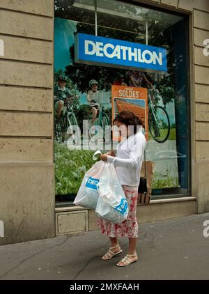 Donna sorpresa da Decathlon shopping Bill Foto Stock