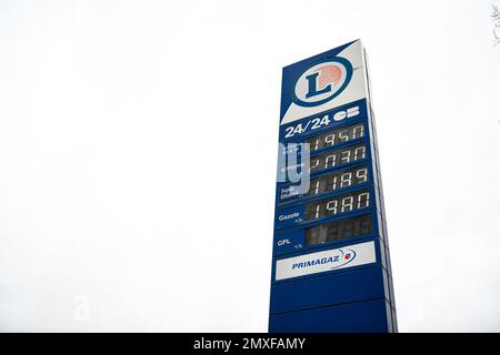 L'immagine mostra il prezzo (prezzi del carburante diesel) su una scheda elettronica presso una stazione di servizio E.Leclerc (o Leclerc) a Parigi, in Francia, il 3 febbraio 2023. Foto di Victor Joly/ABACAPRESS.COM Foto Stock