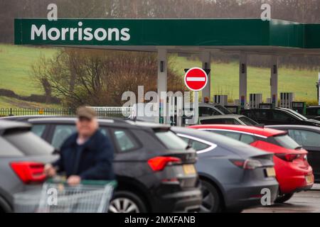 Morrisons Supermarket, Illingworth vicino Halifax, West Yorkshire. WM Morrison Supermarkets, commerciante come Morrisons, è la quinta catena più grande del supermercato nel Regno Unito. A partire dal 2021, l'azienda aveva 497 supermercati in Inghilterra, Galles e Scozia, nonché uno a Gibraltar.The società ha sede a Bradford, Inghilterra. Foto Stock