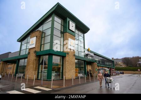 Morrisons Supermarket, Illingworth vicino Halifax, West Yorkshire. WM Morrison Supermarkets, commerciante come Morrisons, è la quinta catena più grande del supermercato nel Regno Unito. A partire dal 2021, l'azienda aveva 497 supermercati in Inghilterra, Galles e Scozia, nonché uno a Gibraltar.The società ha sede a Bradford, Inghilterra. Foto Stock