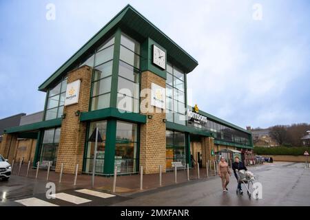 Morrisons Supermarket, Illingworth vicino Halifax, West Yorkshire. WM Morrison Supermarkets, commerciante come Morrisons, è la quinta catena più grande del supermercato nel Regno Unito. A partire dal 2021, l'azienda aveva 497 supermercati in Inghilterra, Galles e Scozia, nonché uno a Gibraltar.The società ha sede a Bradford, Inghilterra. Foto Stock