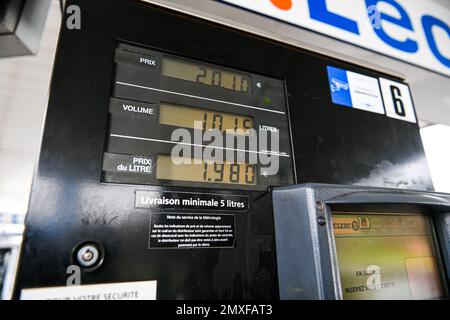 L'immagine mostra il prezzo dopo che una persona utilizza una pompa a benzina (carburante senza piombo, 'ans-plomb' 'SP95-E10') per la sua auto presso una stazione di servizio E.Leclerc (o Leclerc) a Parigi, in Francia, il 3 febbraio 2023. Foto di Victor Joly/ABACAPRESS.COM Foto Stock