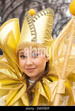 Ritratto di una danzatrice serba che partecipa al Surva International Masquerade and Mummers Festival a Pernik, Bulgaria, Europa, Balcani, UE Foto Stock