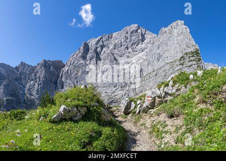 Le pareti nord dei monti Karwendel - le mura di Grubenkarspitze. Foto Stock