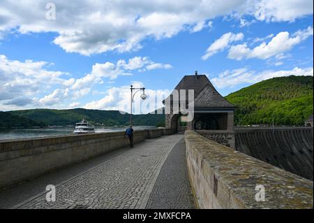 Sentiero pedonale sul muro della diga a Edersee presso la diga, Assia, Germania Foto Stock