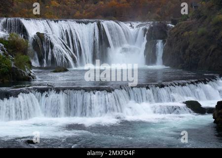 Cascata Štrbački buk sul fiume una nel parco nazionale una, Bosnia-Erzegovina, cascata sul fiume di montagna in autunno Foto Stock