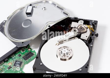 Primo piano di un disco rigido interno danneggiato Foto Stock