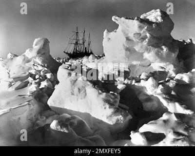 Ernest Shackleton, Endurance. La nave di Sir Ernest Shackleton, Endurance, intrappolata nel ghiaccio durante la spedizione Trans-Antartica Imperiale del 1914/15. Foto di Frank Hurley, 1915 Foto Stock