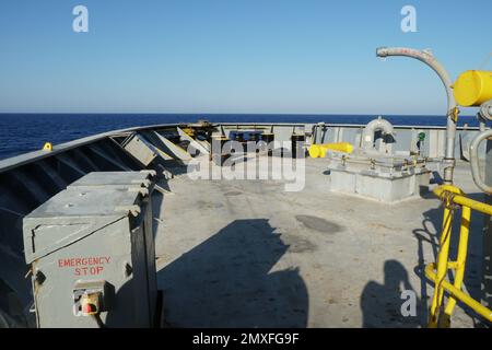 Vista sulla stazione di manovra in avanti sulla nave container da carico con i pilastri verniciati nero e giallo. Foto Stock