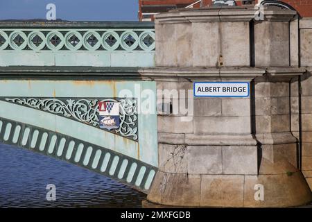 Vista ravvicinata dell'arco in ghisa dell'Albert Bridge, una strada principale e un ponte pedonale sul fiume Lagan a Belfast, Irlanda del Nord. Foto Stock