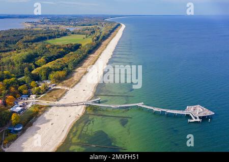 Vista aerea sul molo di Koserow / Seebrücke e sulla spiaggia di Amber sull'isola di Usedom nel Mar Baltico, Meclemburgo-Vorpommern, Germania Foto Stock