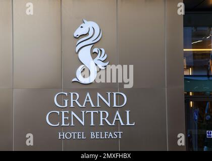 Indicazioni per il centro di Belfast. Esterno montato a parete, cartello Grand Central Hotel Belfast sull'hotel nel centro di Belfast. Foto Stock