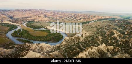 Volo aereo sul paesaggio di Mijniskure con il fiume Alazani al confine con l'Azerbaigian e la Georgia Foto Stock