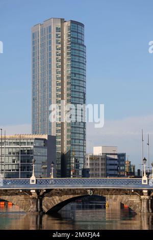 Alto e moderno edificio di appartamenti con vista in vetro sullo skyline di Belfast la Obel Tower in una giornata di sole sulle rive del fiume Lagan. Foto Stock