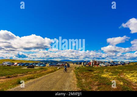 Bella montagna e panorama paesaggio con la natura incontaminata fiumi laghi rocce pietre e trekking sentiero strada strada percorso nel Parco Nazionale Rondane Ri Foto Stock