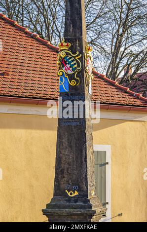 Storico pilastro elettorale sassone di fronte al principale punto di avvicinamento al Palazzo di Moritzburg vicino a Dresda, Sassonia, Germania. Foto Stock