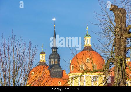 Vista parziale del Palazzo di Moritzburg vicino a Dresda, Sassonia, Germania; presa da un luogo pubblico. Foto Stock