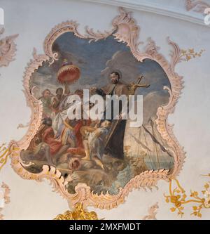 LUCERNA, SVIZZERA - JUNY 24, 2022: Il soffitto affresco di San Francesco Saverio a battezzare nella chiesa gesuita Foto Stock