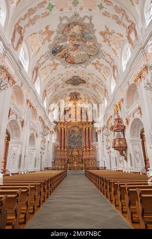 LUCERNA, SVIZZERA - GIUNIA 24, 2022: La navata della chiesa gesuita barocca con gli affreschi di Giuseppe Antonio e Giovanni Antonio Torricelli del 17. Foto Stock