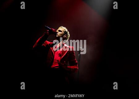 Napoli, Salerno, Italia. 2nd Feb, 2023. La cantante italiana Achille Lauro suona nel corso del tour ''Unplugged'' dal vivo al Teatro Augusteo il 02 febbraio 2022 a Napoli (Credit Image: © Francesco Luciano/ZUMA Press Wire) SOLO PER USO EDITORIALE! Non per USO commerciale! Foto Stock