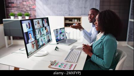 Due giovani imprenditori di conferenze video sul computer in ufficio Foto Stock