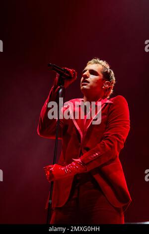 Napoli, Salerno, Italia. 2nd Feb, 2023. La cantante italiana Achille Lauro suona nel corso del tour ''Unplugged'' dal vivo al Teatro Augusteo il 02 febbraio 2022 a Napoli (Credit Image: © Francesco Luciano/ZUMA Press Wire) SOLO PER USO EDITORIALE! Non per USO commerciale! Foto Stock