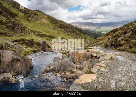 Il Watkin Path, un percorso ben noto attraverso CWM Llan per Mount Snowdon nel parco nazionale di Snowdonia, Galles del Nord. Foto Stock