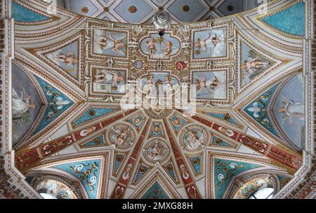 LUCERNA, SVIZZERA - JUNY 24, 2022: Lo stucco rinascimentale sul soffitto del presbiterio nella chiesa Franziskanerkirche di Gian Antonio Castelli Foto Stock