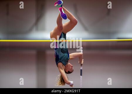 Margot Chevrier di Francia compete in pole vault durante la riunione di atletica indoor di gala ceca della categoria argento del World Indoor Tour, su Fe Foto Stock