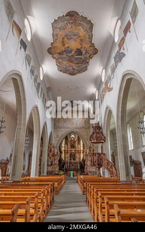 LUCERNA, SVIZZERA - JUNY 24, 2022: La navata della chiesa di Franziskanerkirche. Foto Stock